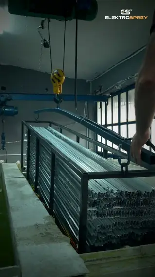 Aluminium profile pretreatment with dipping baths